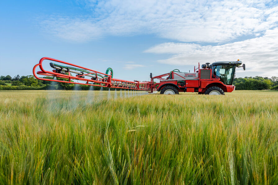 RB26 crop sprayer with standard boom